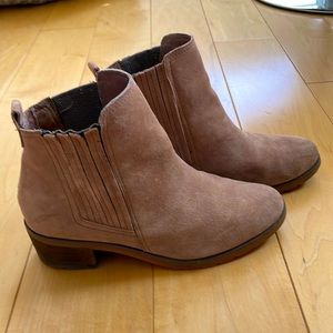 Reef Women’s size 7.5 suede ankle boots, lightweight cork insole.